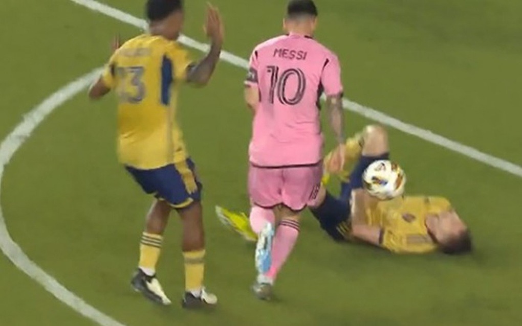  Messi gây tranh cãi gay gắt với pha rê bóng qua cầu thủ đang chấn thương trên sân